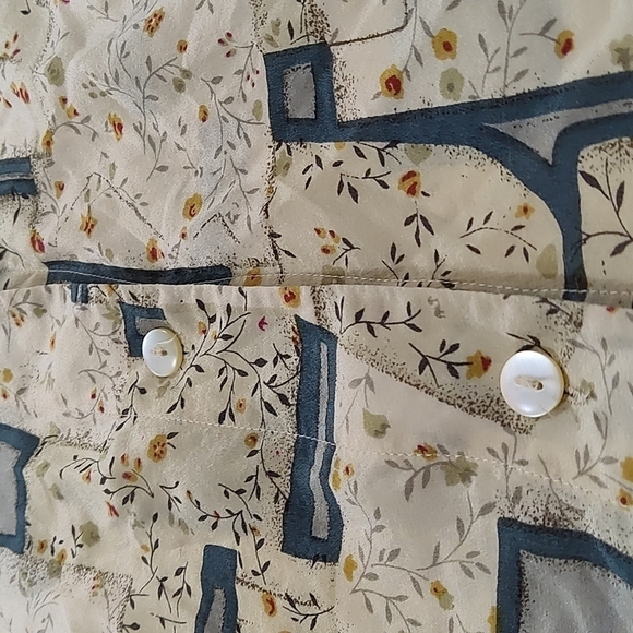 Women's button down short sleeves blouse 100% silk office attire Size: M - Picture 4 of 4